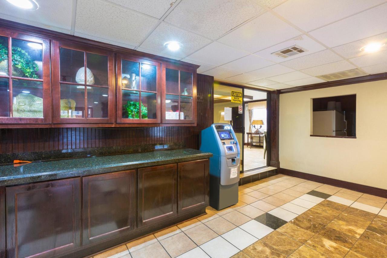 Oyo Hotel Baton Rouge Mid City Exterior photo