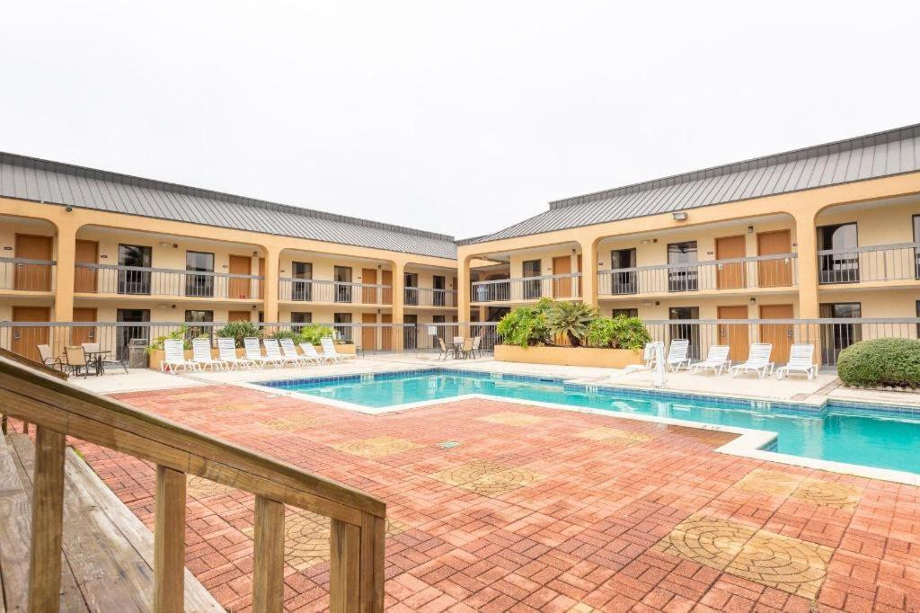 Oyo Hotel Baton Rouge Mid City Exterior photo